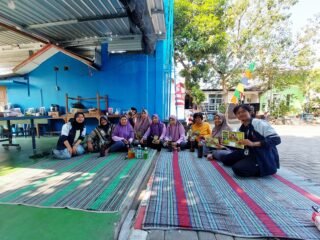 Ubah Sampah Dapur Jadi Fermentasi Eco Enzyme, KKN-T IDBU 52 Wujudkan SDGs 11, 12, dan 13
