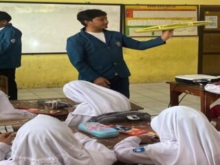 Mahasiswa KKN UNDIP Ubah Pelepah Pisang Menjadi Replika Kapal di Desa Tegalontar