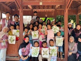 Mahasiswa KKN MIT Posko 79 UIN Walisongo Semarang 2026 Kenalkan Eco Print kepada Anak-Anak Desa Pidodo