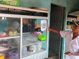 Mahasiswa KKN Undip Dampingi UMKM Pantai Sumur Pandan Gunakan QRIS
