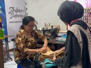 Ubah Sampah Plastik Jadi Peluang, Mahasiswa KKN Undip Rancang Paperbag Bermotif Batik Shibori