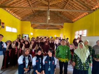 Mahasiswa KKN Tim II UNDIP Harsa Tegalontar 2026 Bekali Siswa Literasi Keuangan dan Bahaya NAPZA