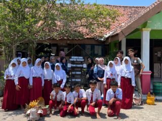 Satu Papan, Tumbuhkan Kepedulian: KKN UIN Walisongo Edukasi Sampah di SD Tlogorejo