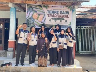 Bantu UMKM Pagersari Lebih Dikenali, Mahasiswa KKN UPGRIS Kelompok 12 Serahkan Banner untuk Tempe Bu Winarsih dan Intip Pak Sutrisno