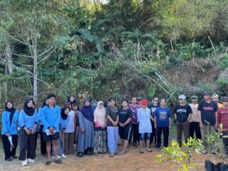 Mahasiswa KKN MMK Posko 09 UIN Walisongo Tanam 75 Pohon untuk Jaga Lingkungan di Temanggung